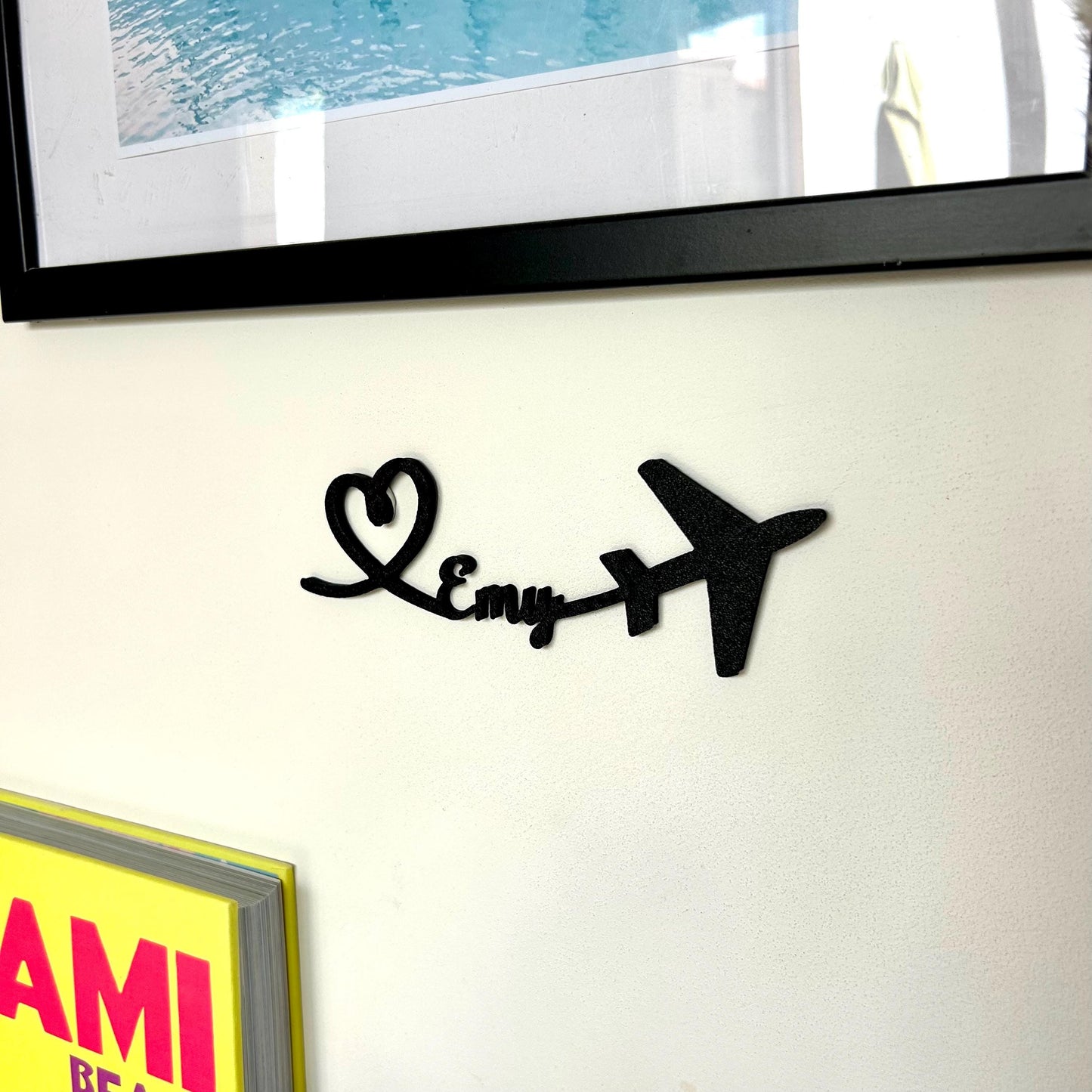 Avion mignon avec prénom pour décoration murale idée cadeau original et moderne sur le thème du voyage