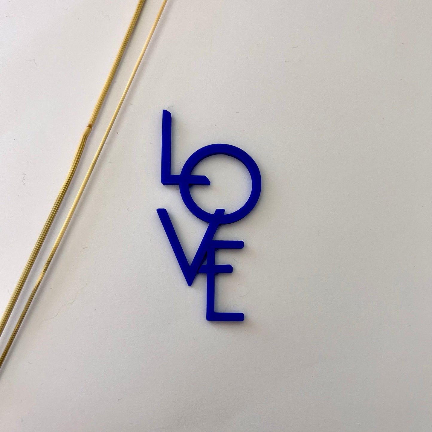 Décoration murale LOVE – Enseigne design tendance pour salon ou chambre