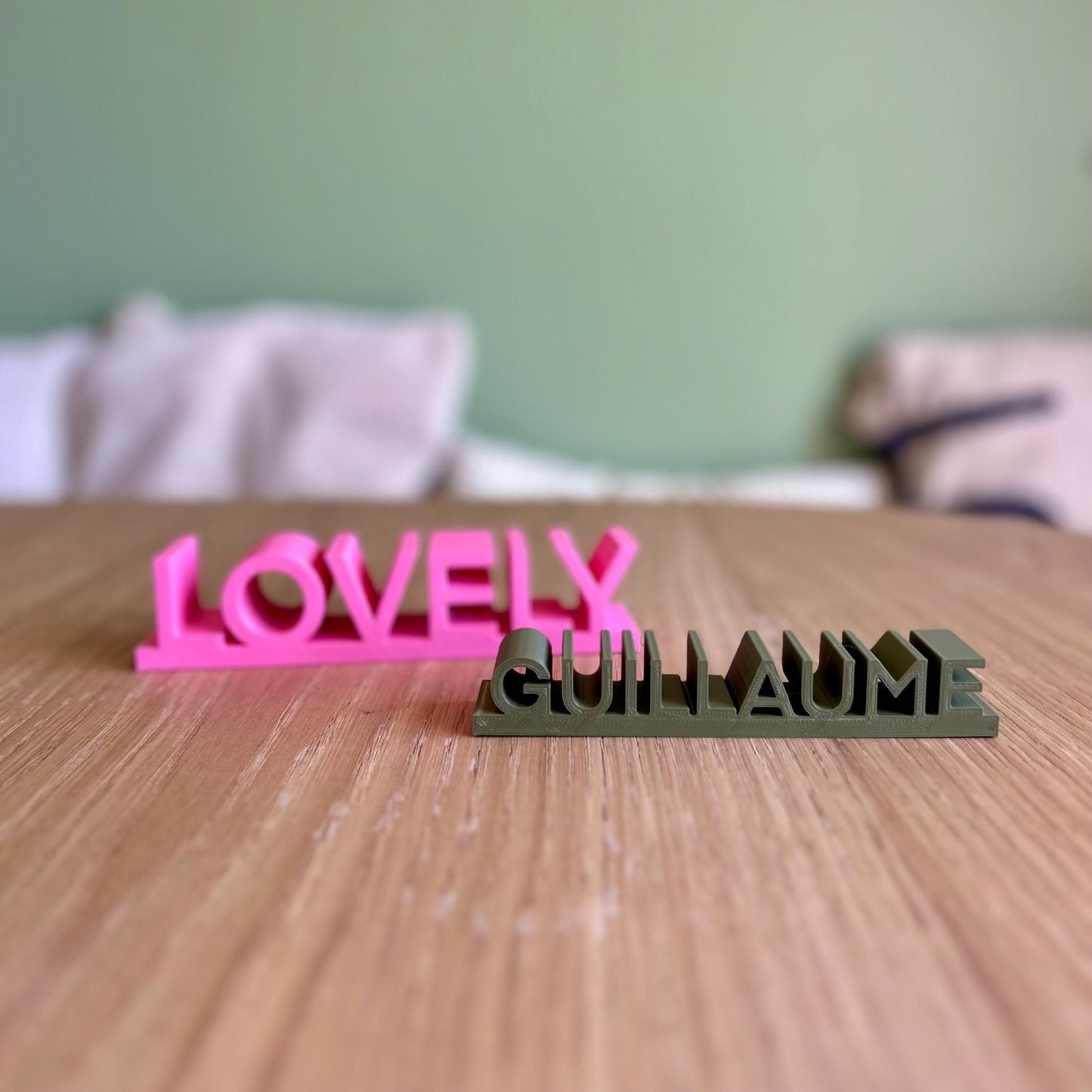 enseigne personnalisé avec prénom ou mot autoportant mot en 3D à poser sur un bureau ou en décoration - cadeau personnalisé original