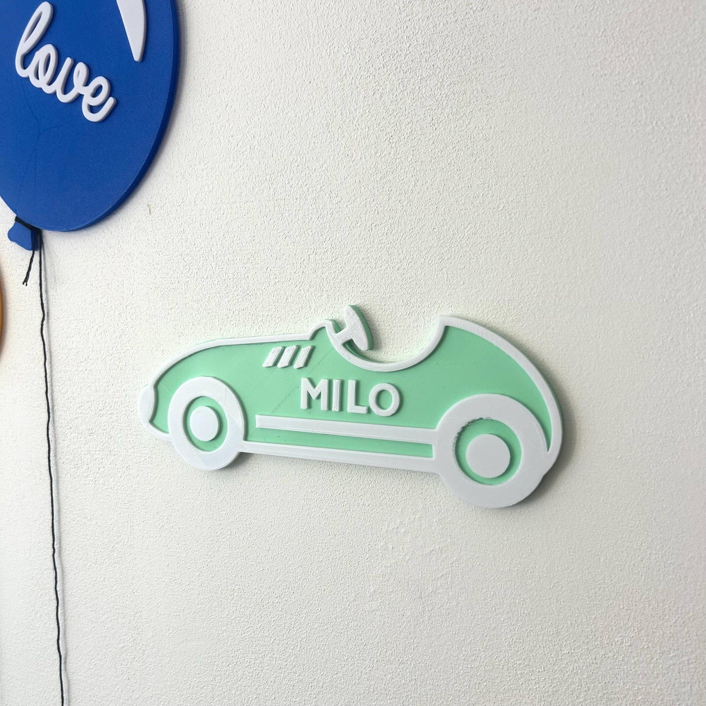Déco murale personnalisée petite voiture enfant vintage – Prénom & couleur au choix style voiture de course mignonne