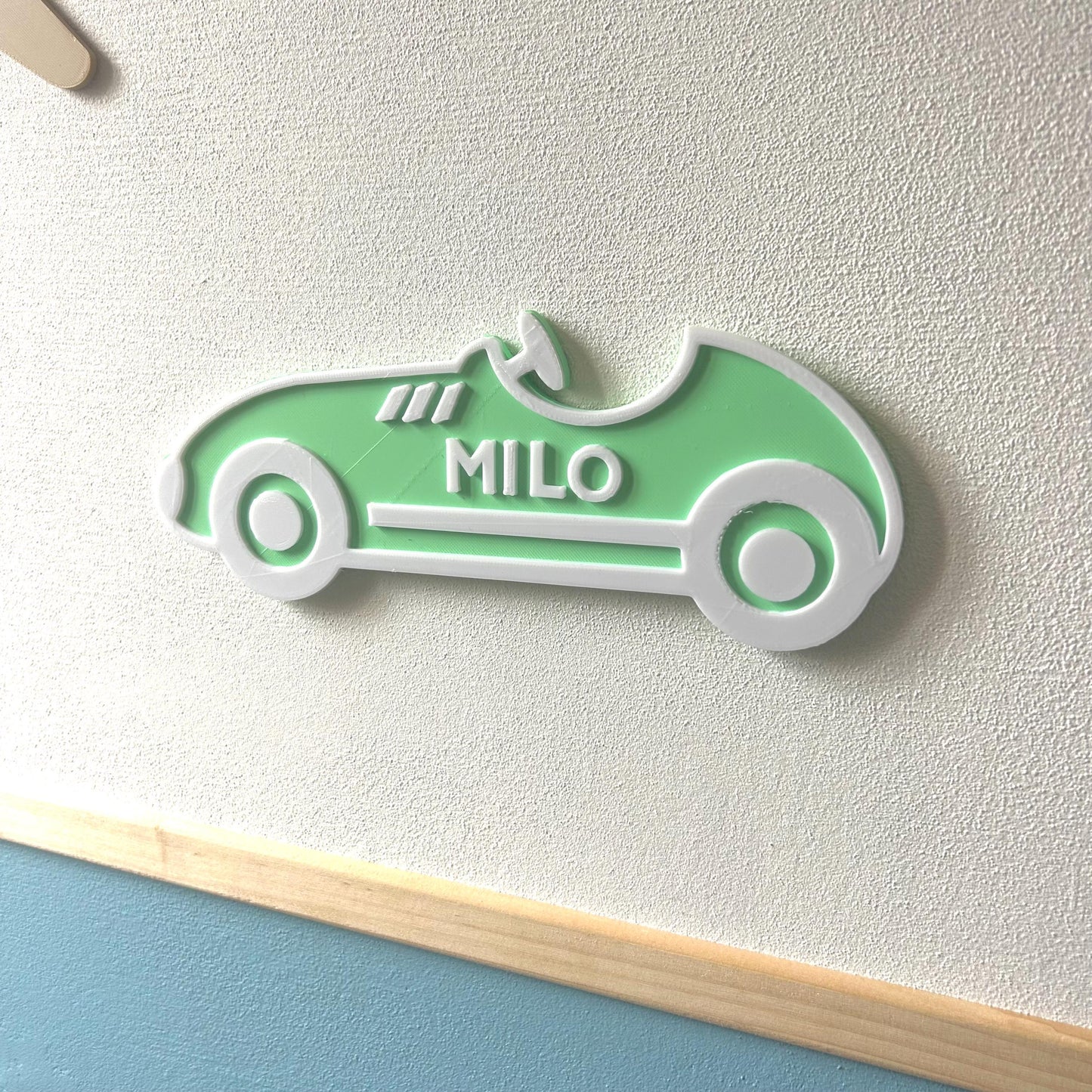 Déco murale personnalisée petite voiture enfant vintage – Prénom & couleur au choix style voiture de course mignonne