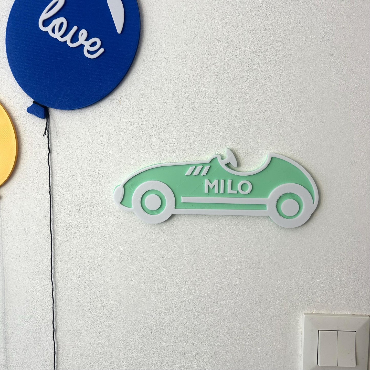 Déco murale personnalisée petite voiture enfant vintage – Prénom & couleur au choix style voiture de course mignonne
