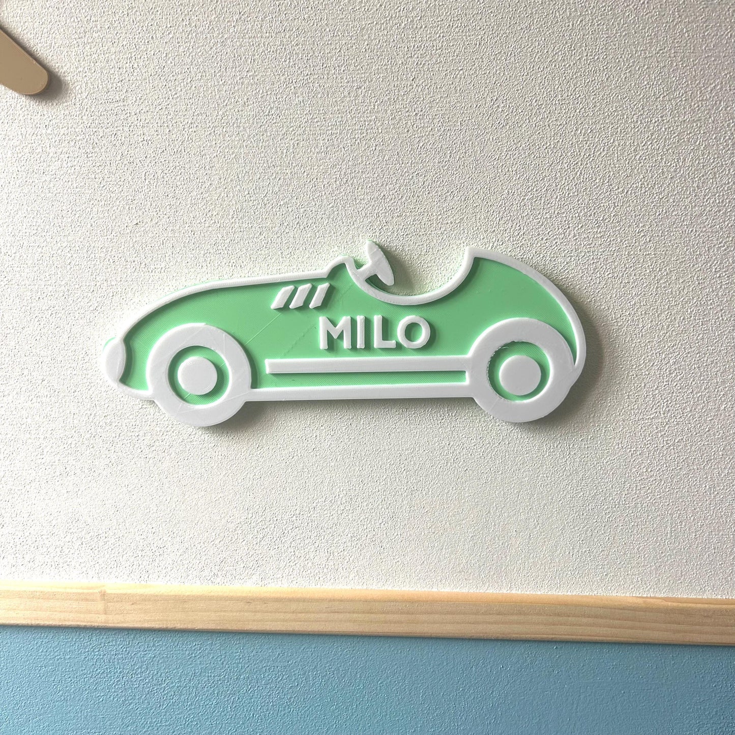 Déco murale personnalisée petite voiture enfant vintage – Prénom & couleur au choix style voiture de course mignonne