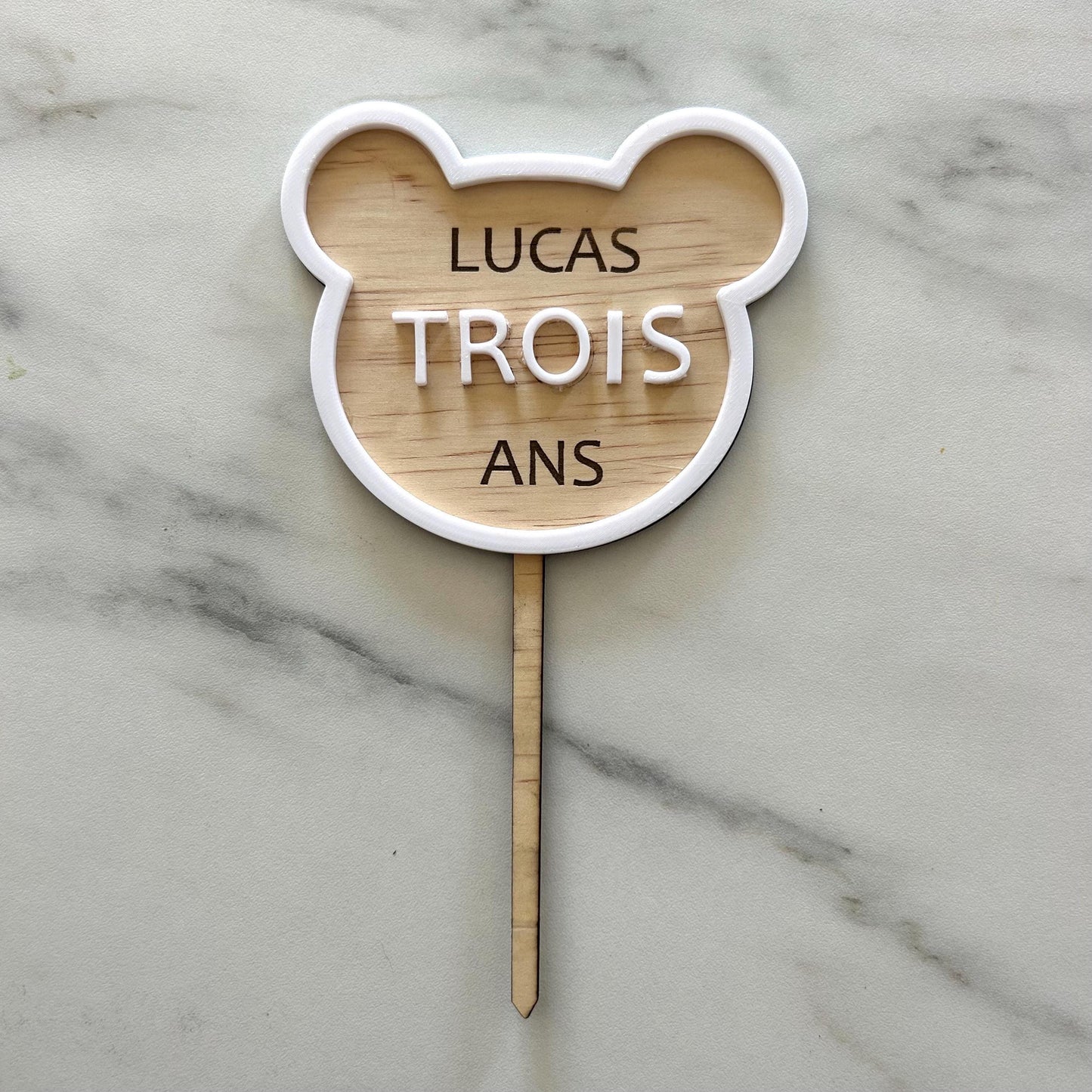 Cake topper ourson personnalisable – Décoration gâteau anniversaire enfant en bois – Ours mignon pour gâteau