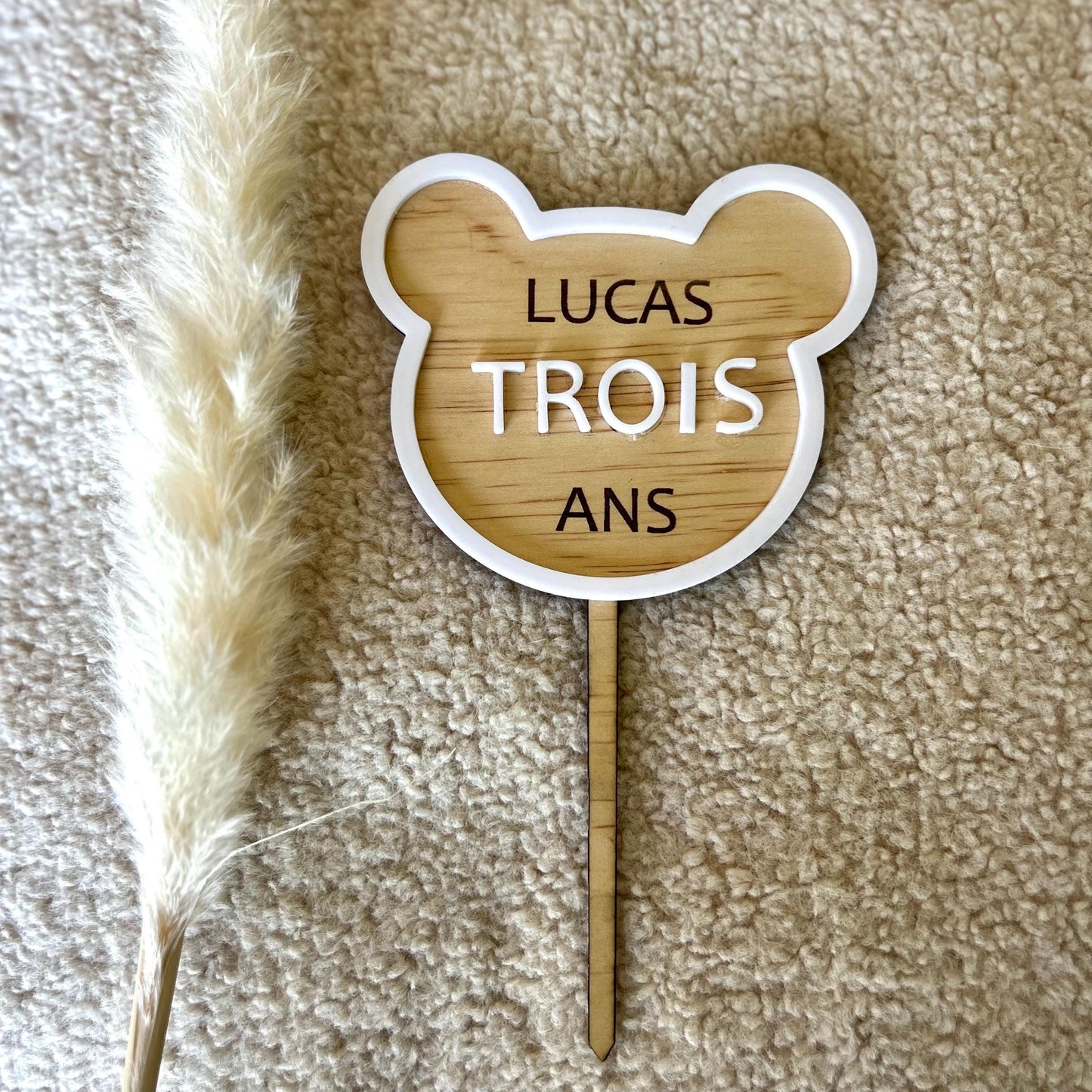 Cake topper ourson personnalisable – Décoration gâteau anniversaire enfant en bois – Ours mignon pour gâteau