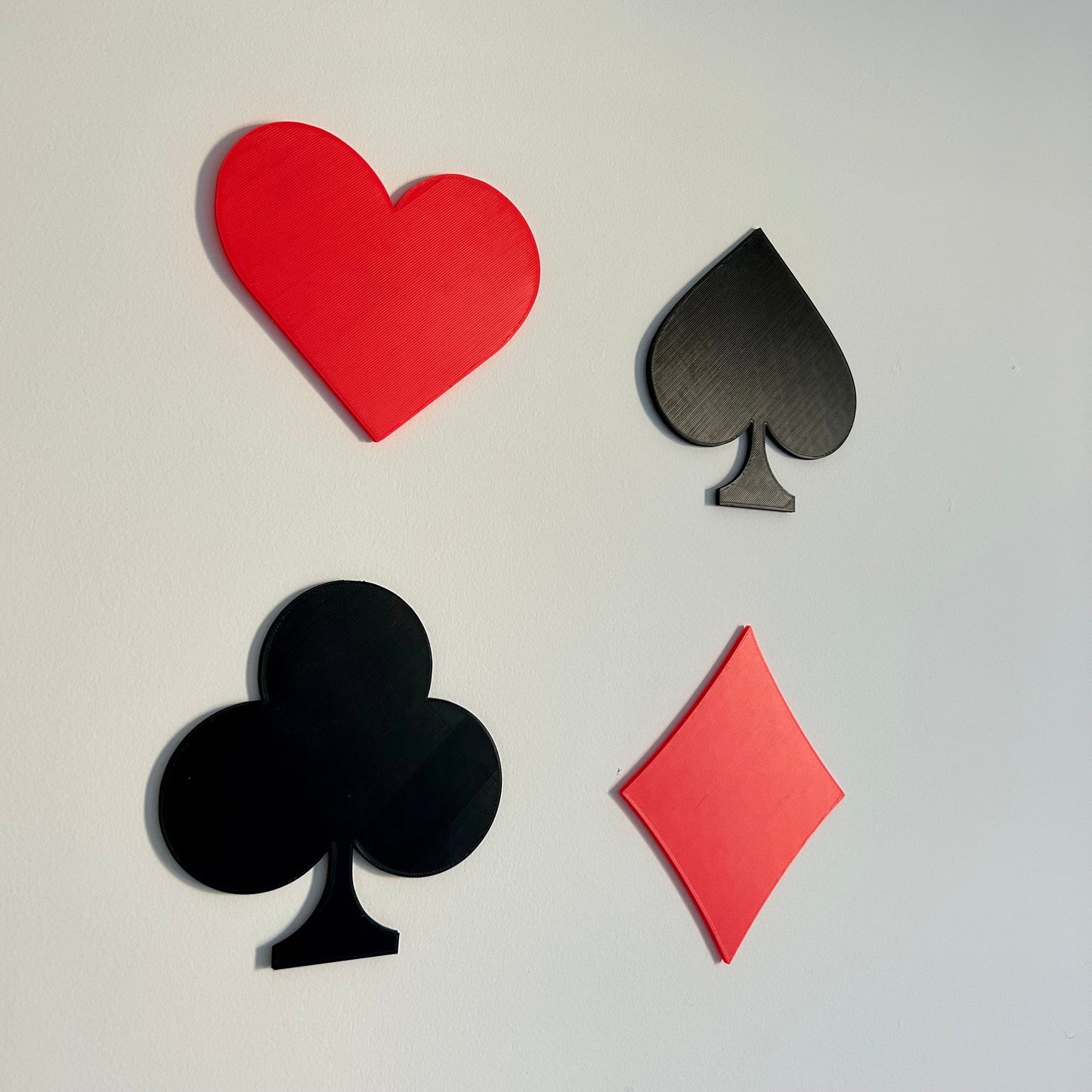 Décoration Murale Jeu de Cartes – Symboles Trèfle, Cœur, Pique et Carreau