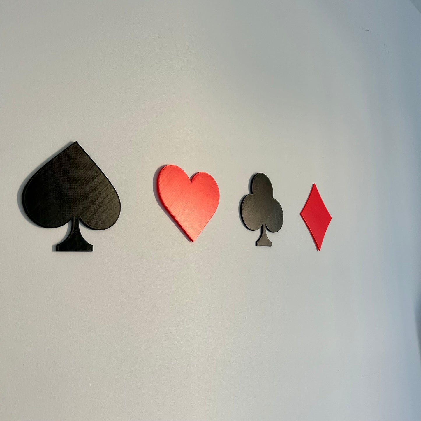 Décoration Murale Jeu de Cartes – Symboles Trèfle, Cœur, Pique et Carreau