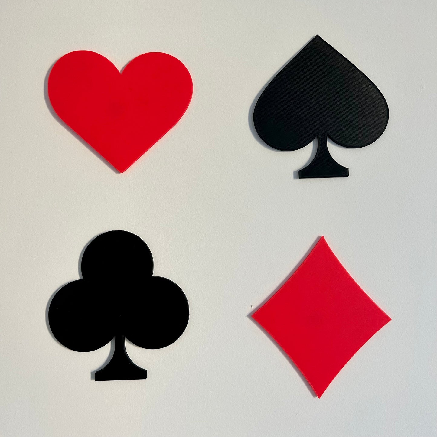 Décoration Murale Jeu de Cartes – Symboles Trèfle, Cœur, Pique et Carreau
