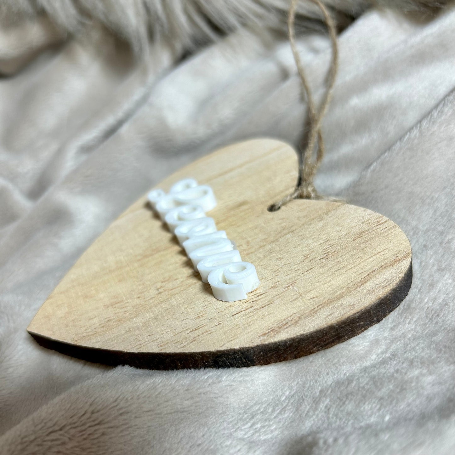 Ornement personnalisé en bois à suspendre au sapin en forme de cœur avec prénom en couleurs au choix