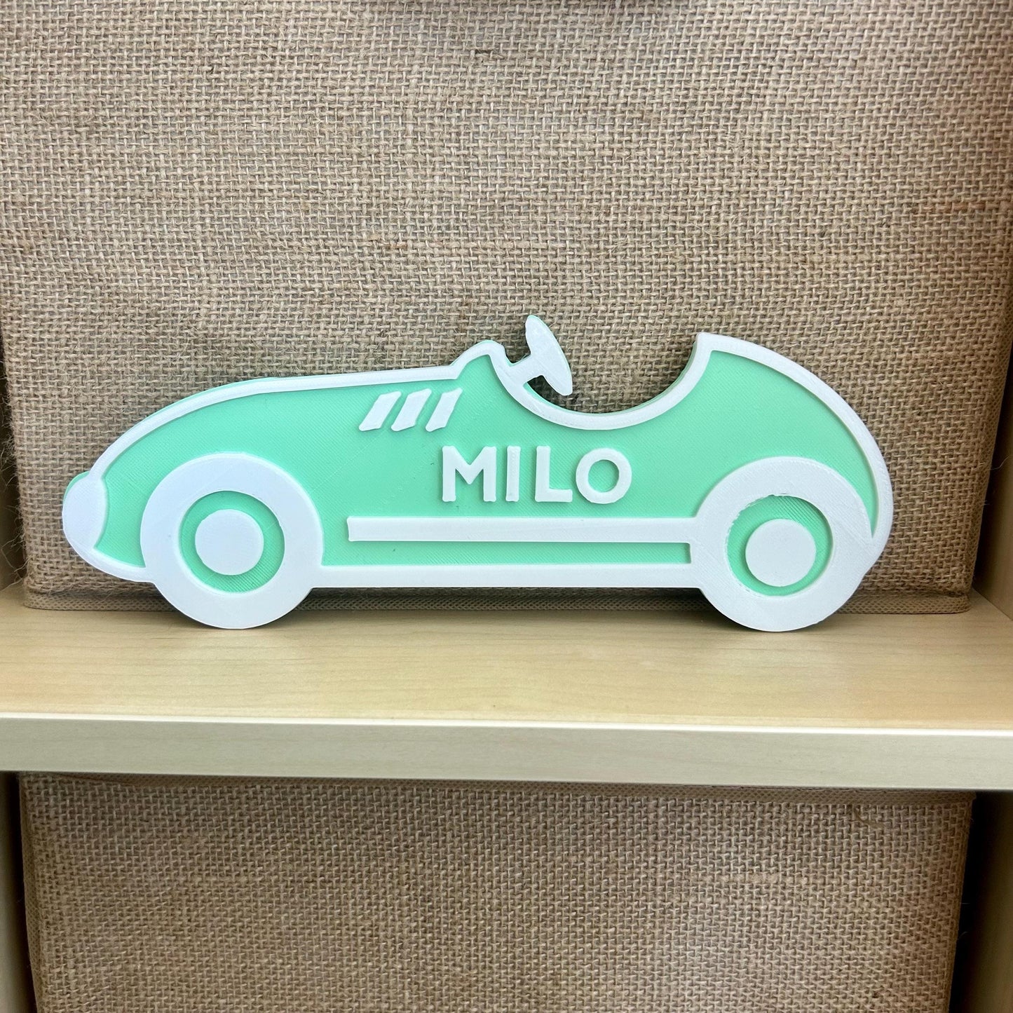 Déco murale personnalisée petite voiture enfant vintage – Prénom & couleur au choix style voiture de course mignonne