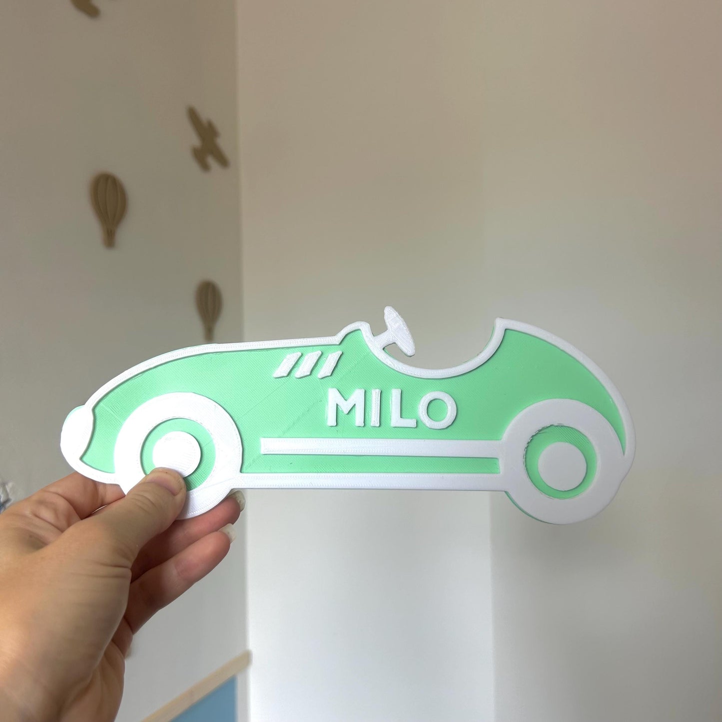 Déco murale personnalisée petite voiture enfant vintage – Prénom & couleur au choix style voiture de course mignonne