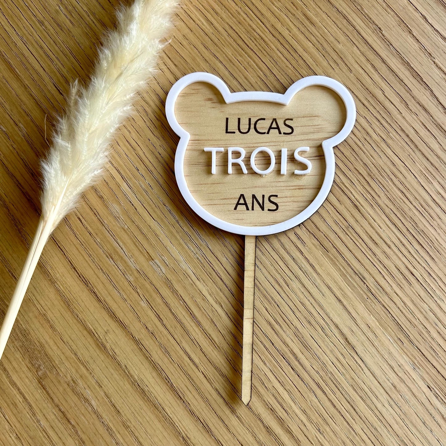 Cake topper ourson personnalisable – Décoration gâteau anniversaire enfant en bois – Ours mignon pour gâteau