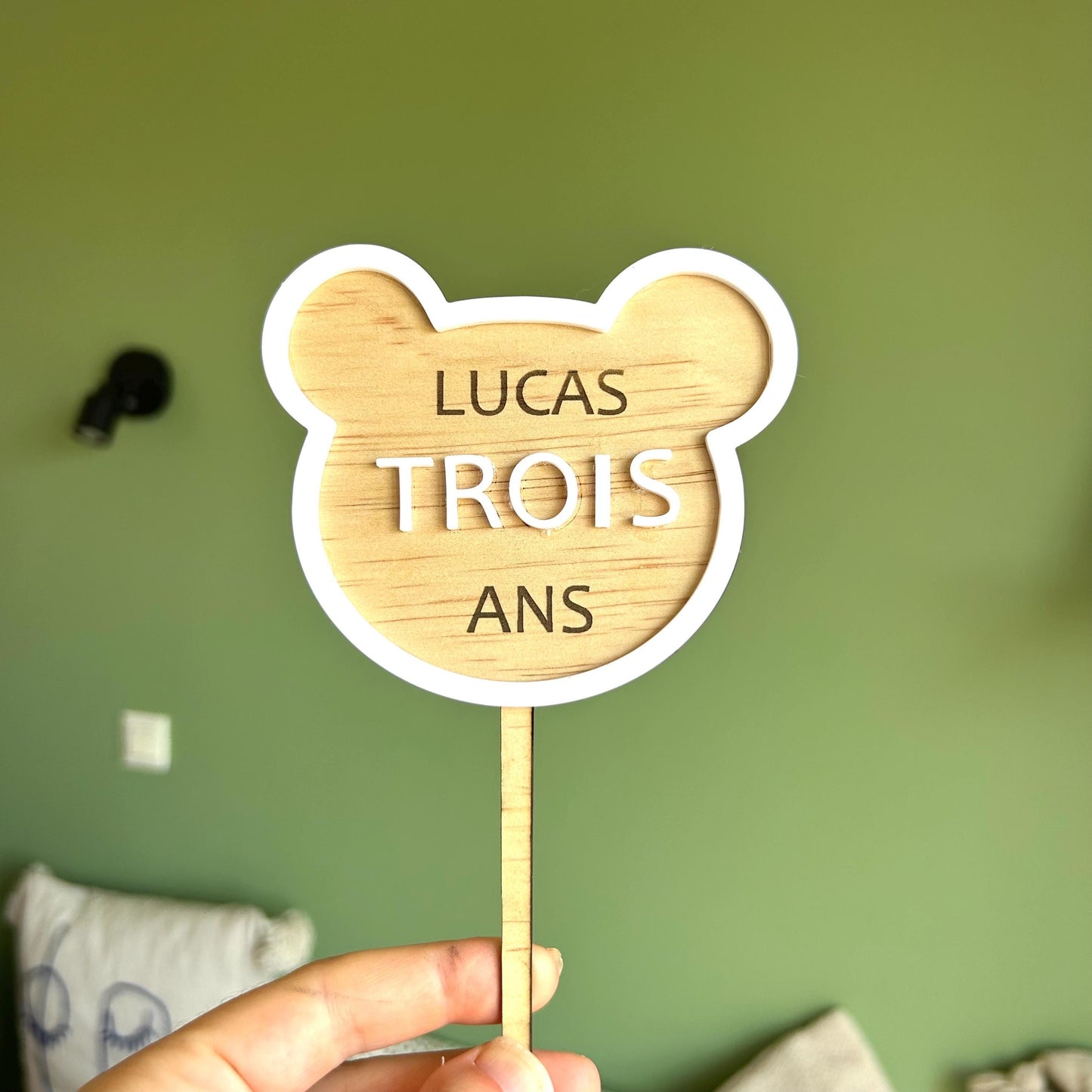 Cake topper ourson personnalisable – Décoration gâteau anniversaire enfant en bois – Ours mignon pour gâteau