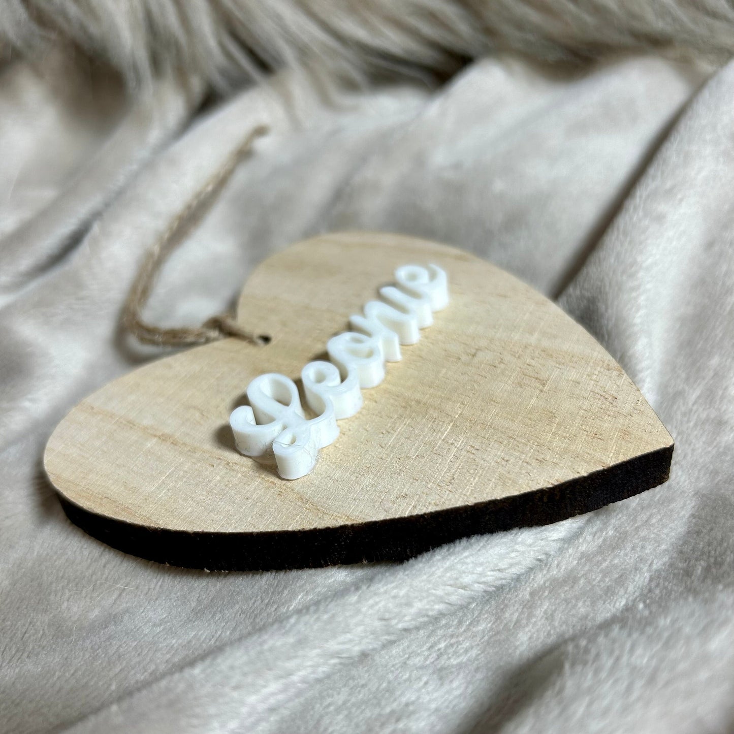 Ornement personnalisé en bois à suspendre au sapin en forme de cœur avec prénom en couleurs au choix