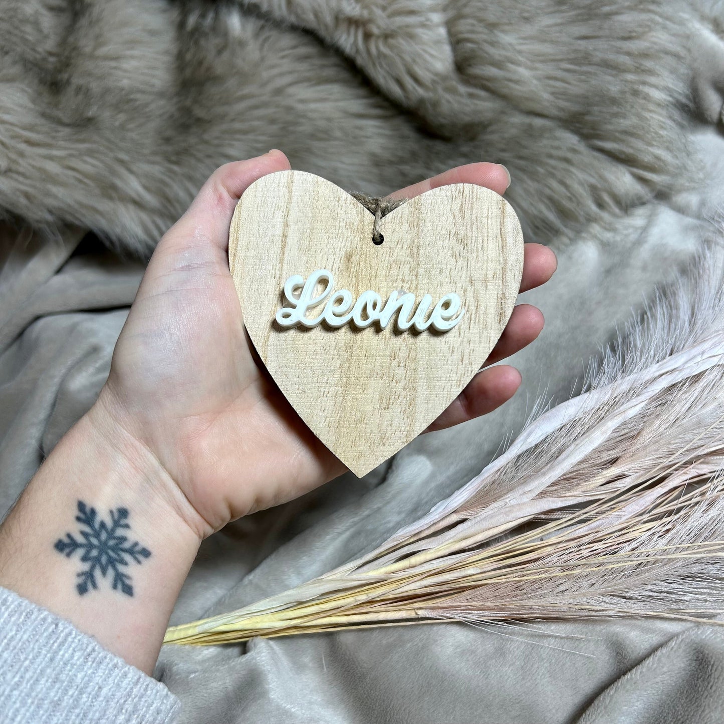 Ornement personnalisé en bois à suspendre au sapin en forme de cœur avec prénom en couleurs au choix