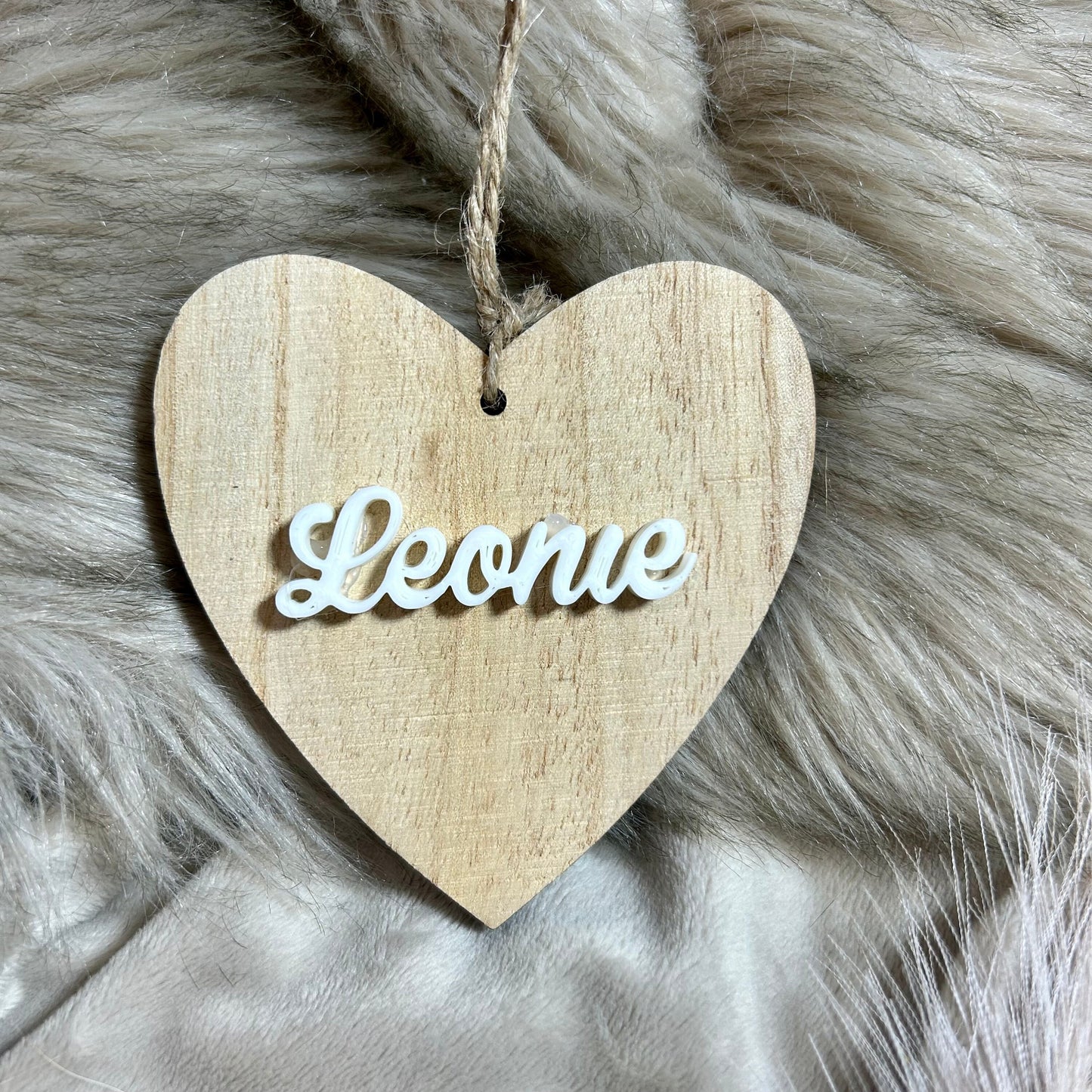Ornement personnalisé en bois à suspendre au sapin en forme de cœur avec prénom en couleurs au choix