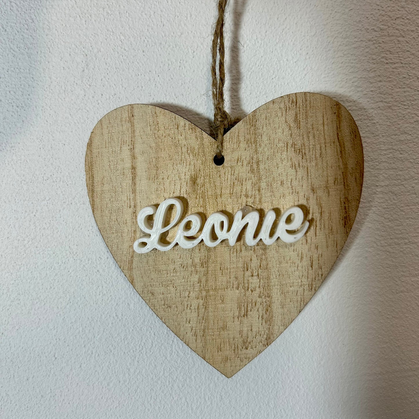 Ornement personnalisé en bois à suspendre au sapin en forme de cœur avec prénom en couleurs au choix
